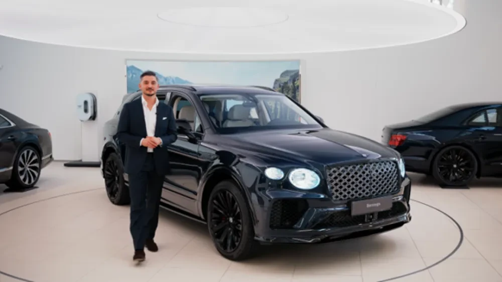 Igor Roso bij de Bentley Bentayga